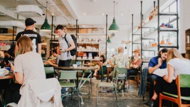 カフェで会話をしている人達